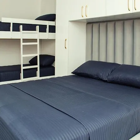 Flat In Beachfront Getaway Apartment *